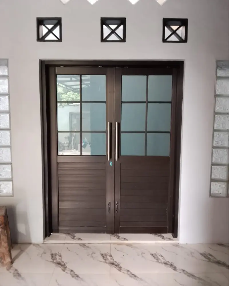 pintu kupu tarung utama rumah dengan spandrel dan ornamen