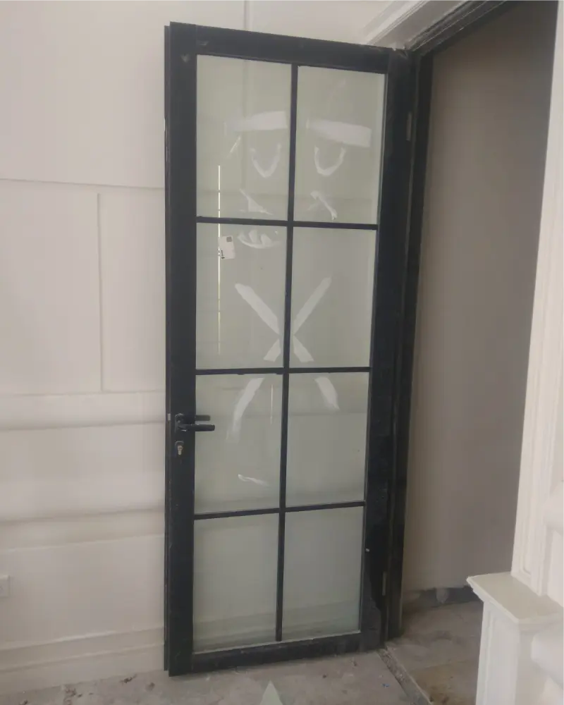 pintu swing kaca dan ornamen polos