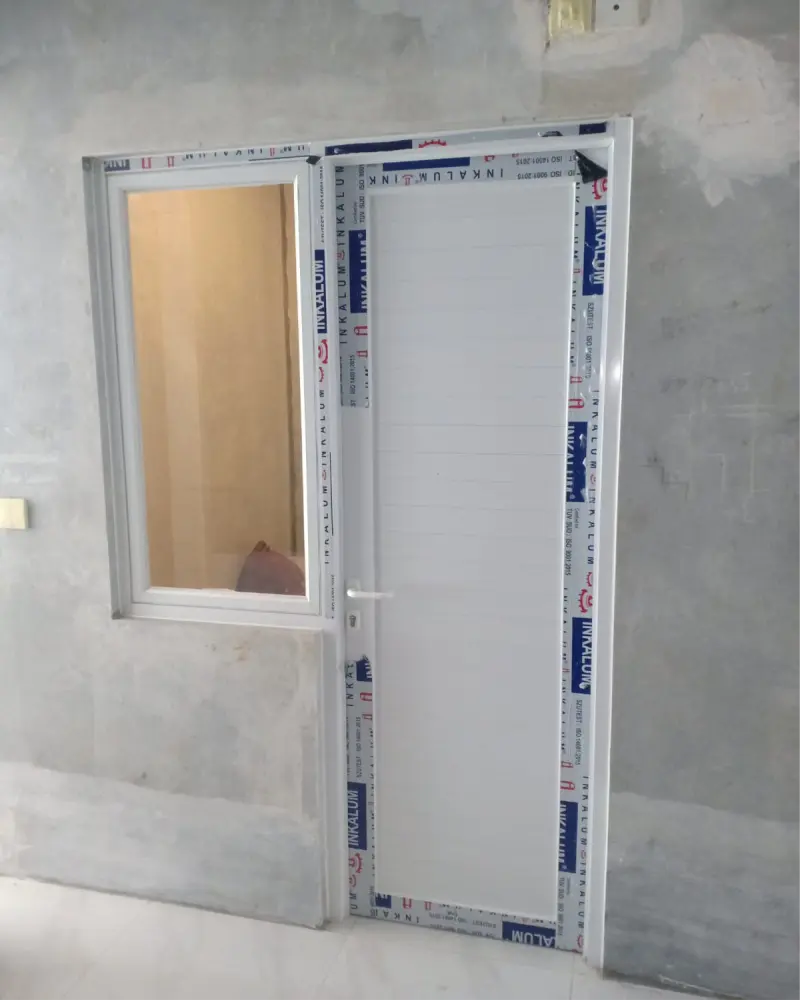 pintu swing aluminiu kamar