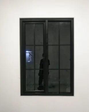 jendela swing ornamen hitam