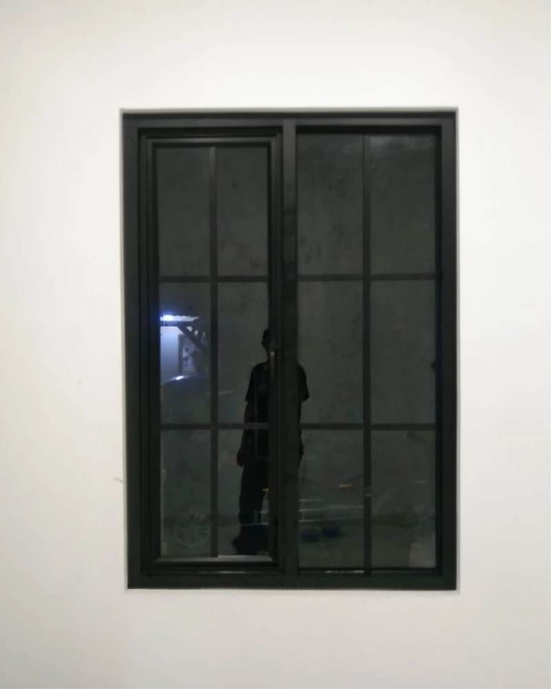 jendela swing ornamen hitam