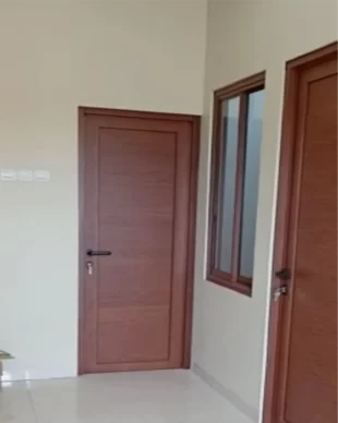 pintu swing panel serat kayu